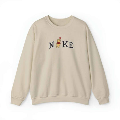 Bordado "Vintage NIKE POOH" en sudadera cuello redondo.