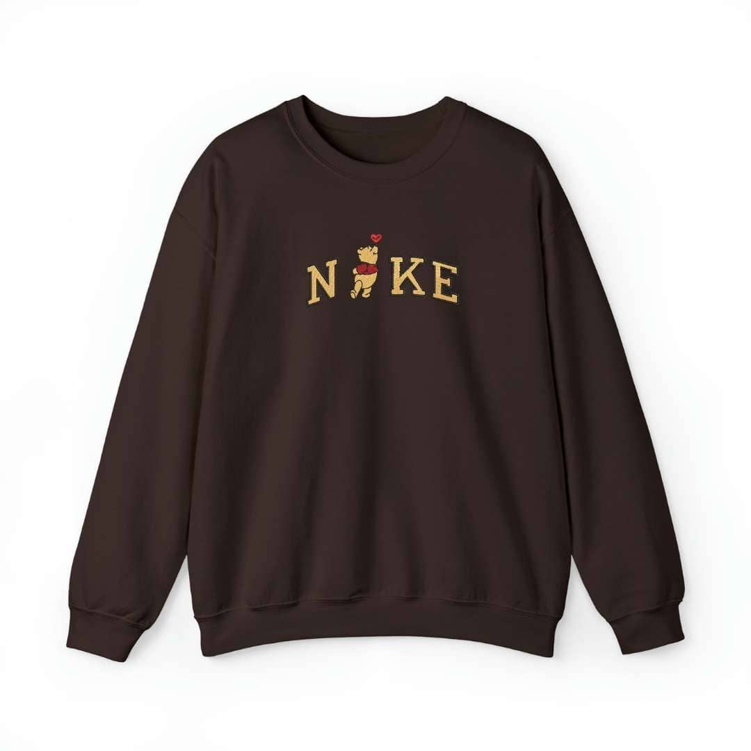 Bordado "Vintage NIKE POOH" en sudadera cuello redondo.