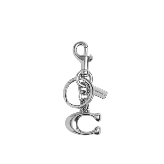 Charm con logo metálico.