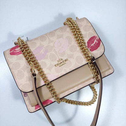 Klare crossbody con cadena con print de labios