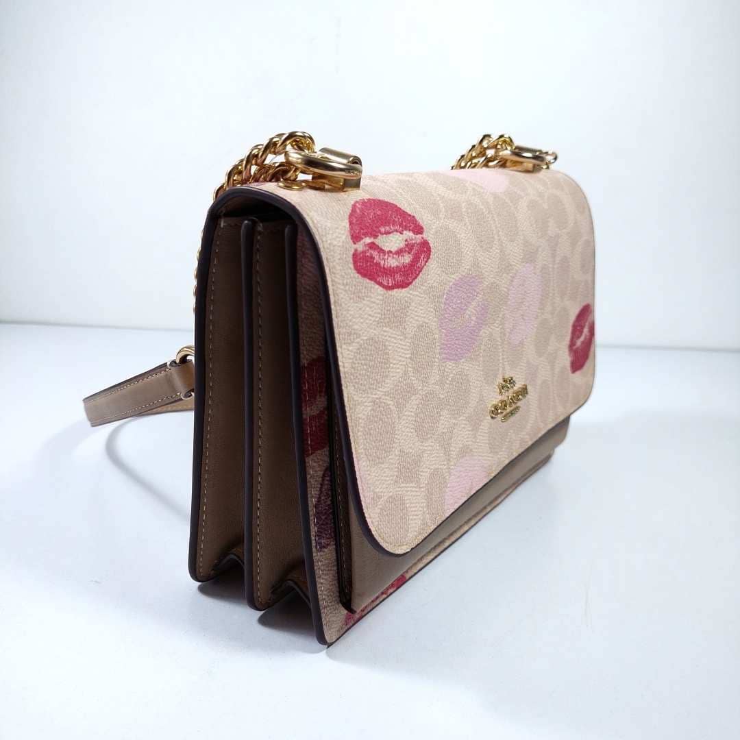 Klare crossbody con cadena con print de labios