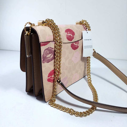 Klare crossbody con cadena con print de labios