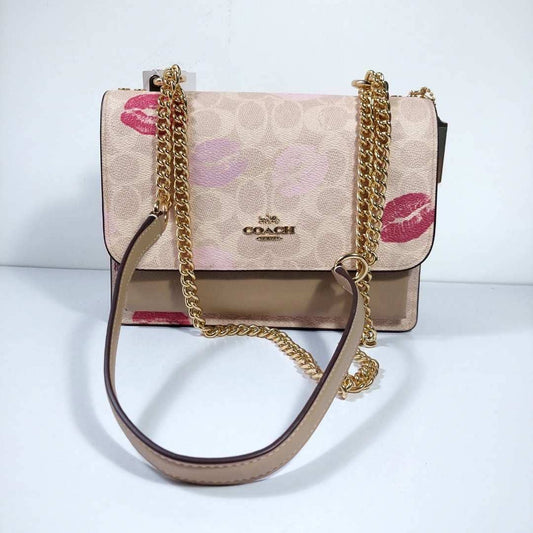 Klare crossbody con cadena con print de labios