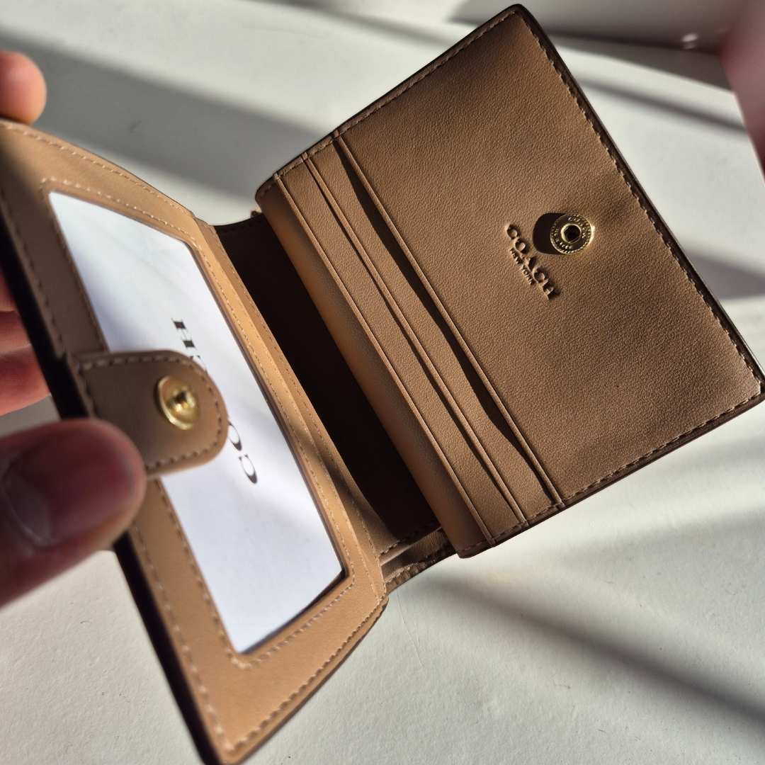 Cartera Snap con monogram camel