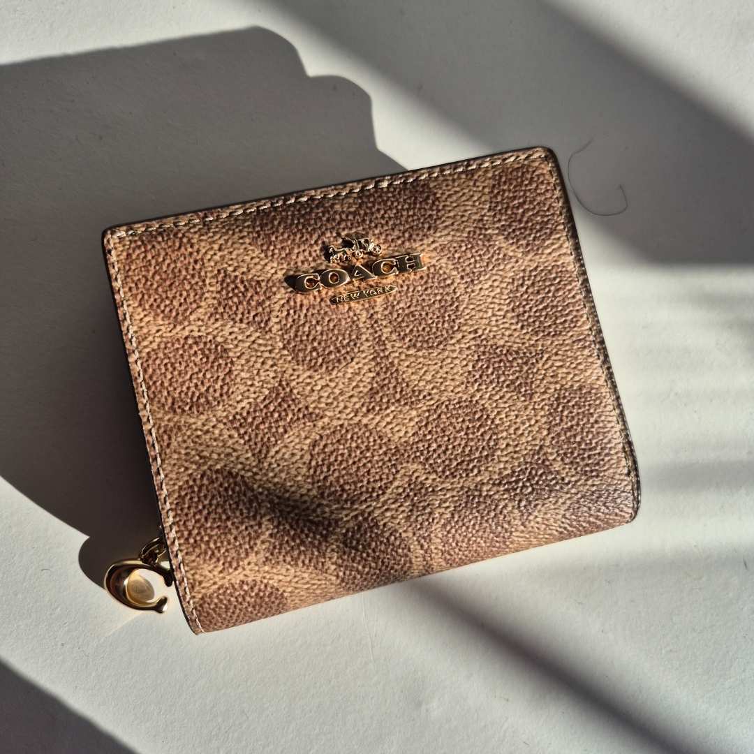 Cartera Snap con monogram camel