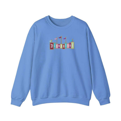 Bordado "Disneyland" en sudadera cuello redondo.