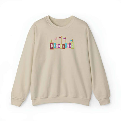 Bordado "Disneyland" en sudadera cuello redondo.