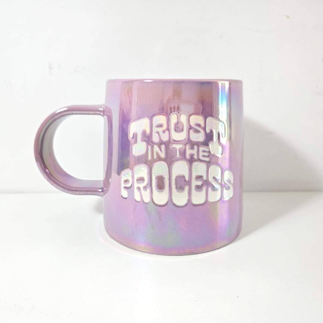 Taza con frase "trust the process"