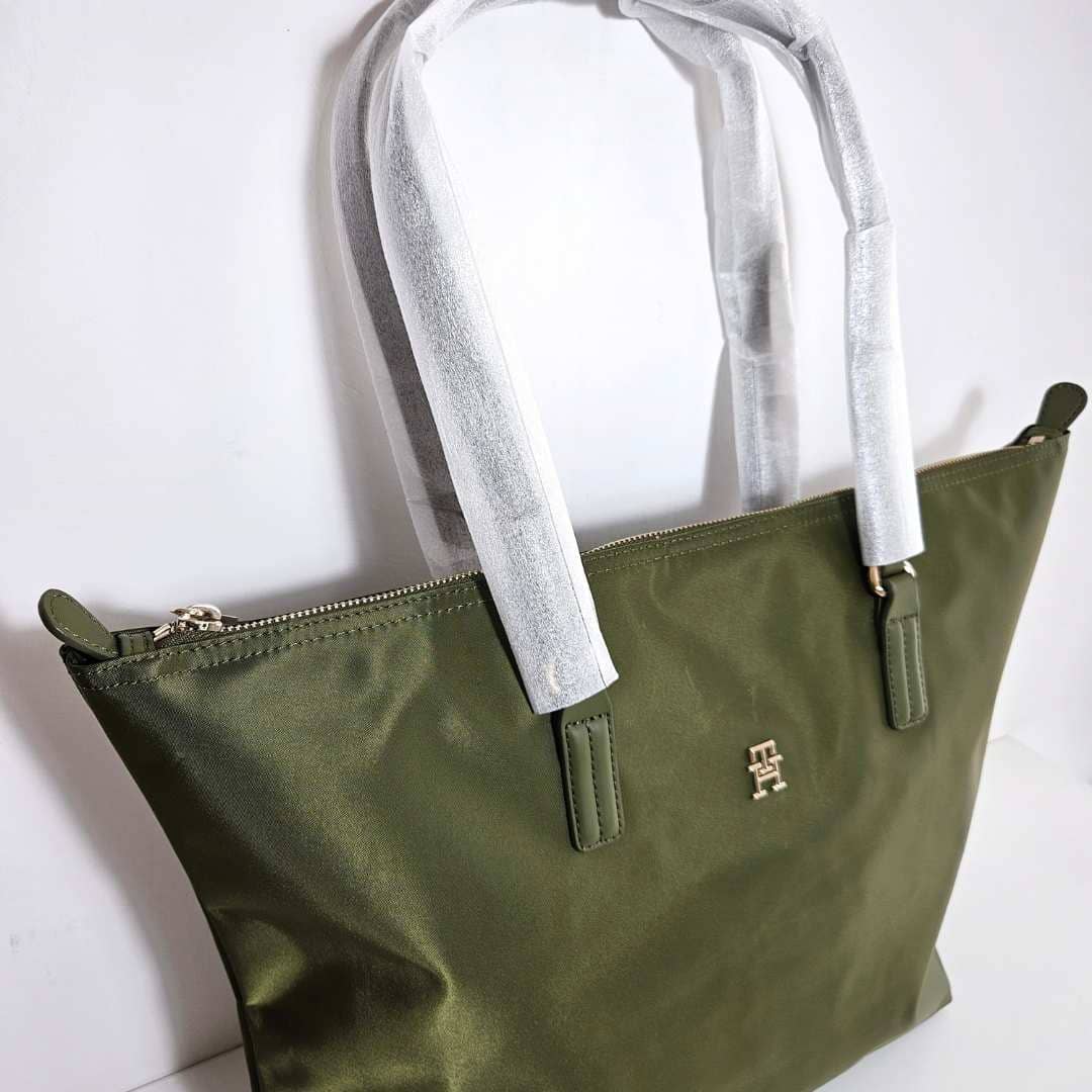 Tote en tela impermeable.