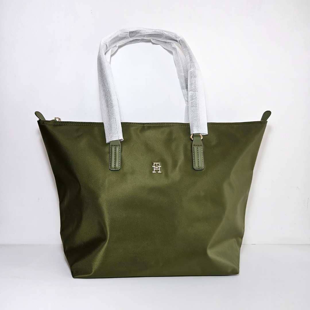 Tote en tela impermeable.